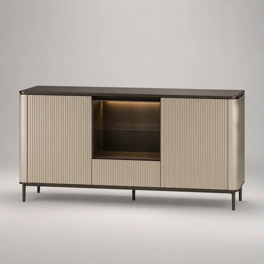 Credenza rettangolare in MDF con ante scanalate, ripiano in vetro e gambe in acciaio, beige, marrone scuro e bronzo, 160 x 40 x 85 cm