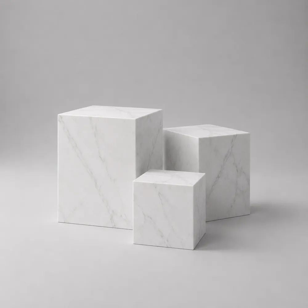 Set di 3 tavolini ausiliari quadrati in MDF con rivestimento PVC effetto marmo bianco, 50 × 50 × 70 cm, 40 × 40 × 55 cm e 30 × 30 × 40 cm