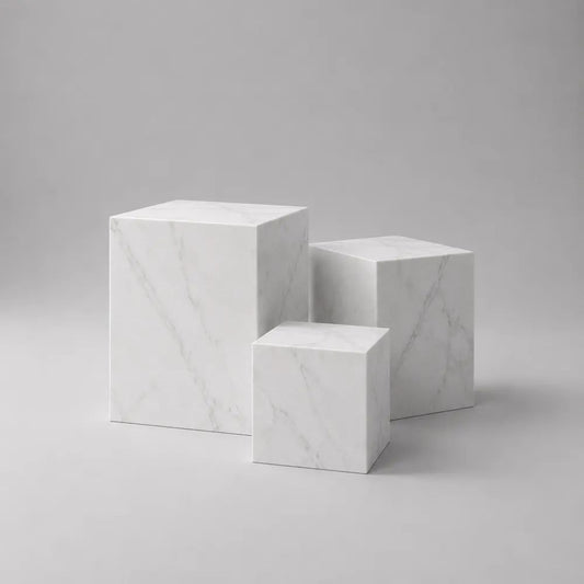 Set di 3 tavolini ausiliari quadrati in MDF con rivestimento PVC effetto marmo bianco, 50 × 50 × 70 cm, 40 × 40 × 55 cm e 30 × 30 × 40 cm