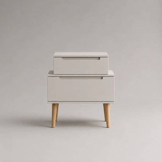 Comodino rettangolare a 2 cassetti in MDF e legno massello, bianco e naturale, 42 x 35 x 60 cm